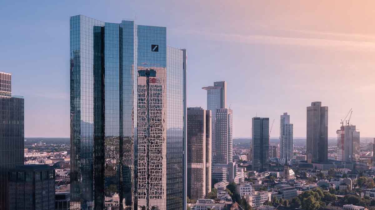 Ratingagentur Fitch stuft die Deutsche Bank auf A- hoch